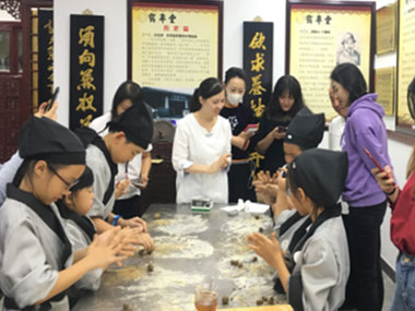 鶴年堂教青少年認藥
