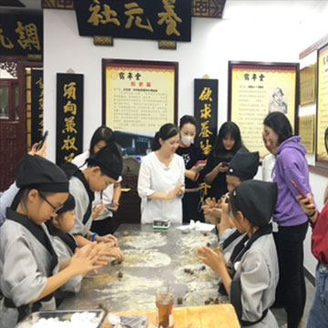 鶴年堂組織小學(xué)生識(shí)別中藥草