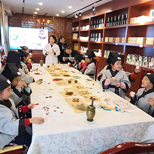 鶴年堂教青少年識藥