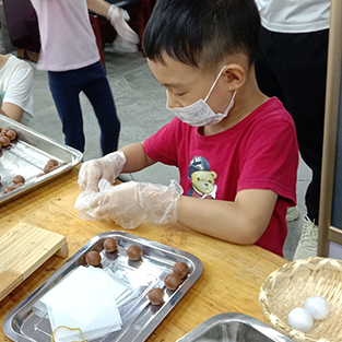 鶴年堂教青少年搓丸