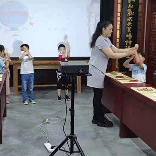 鶴年堂教青少年認識穴位