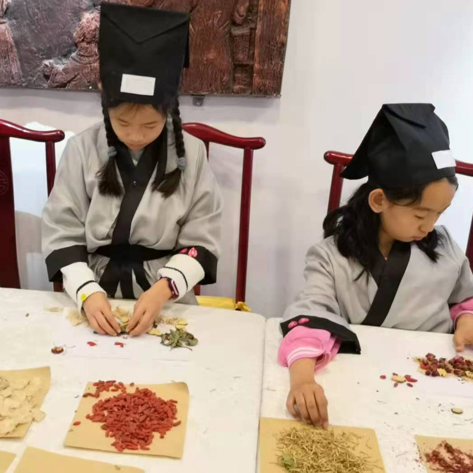 鶴年堂教青少年認藥
