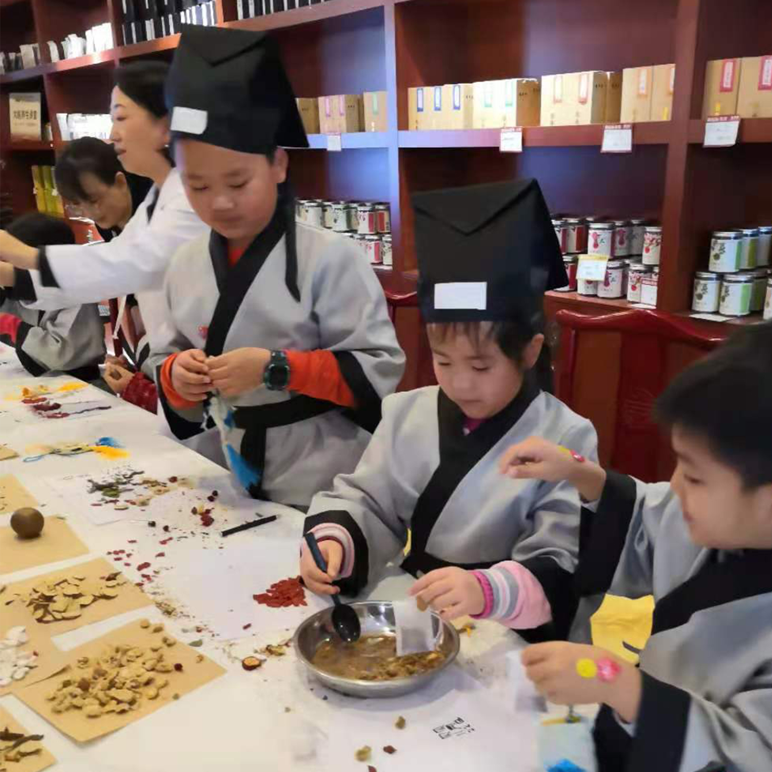 鶴年堂教青少年認藥