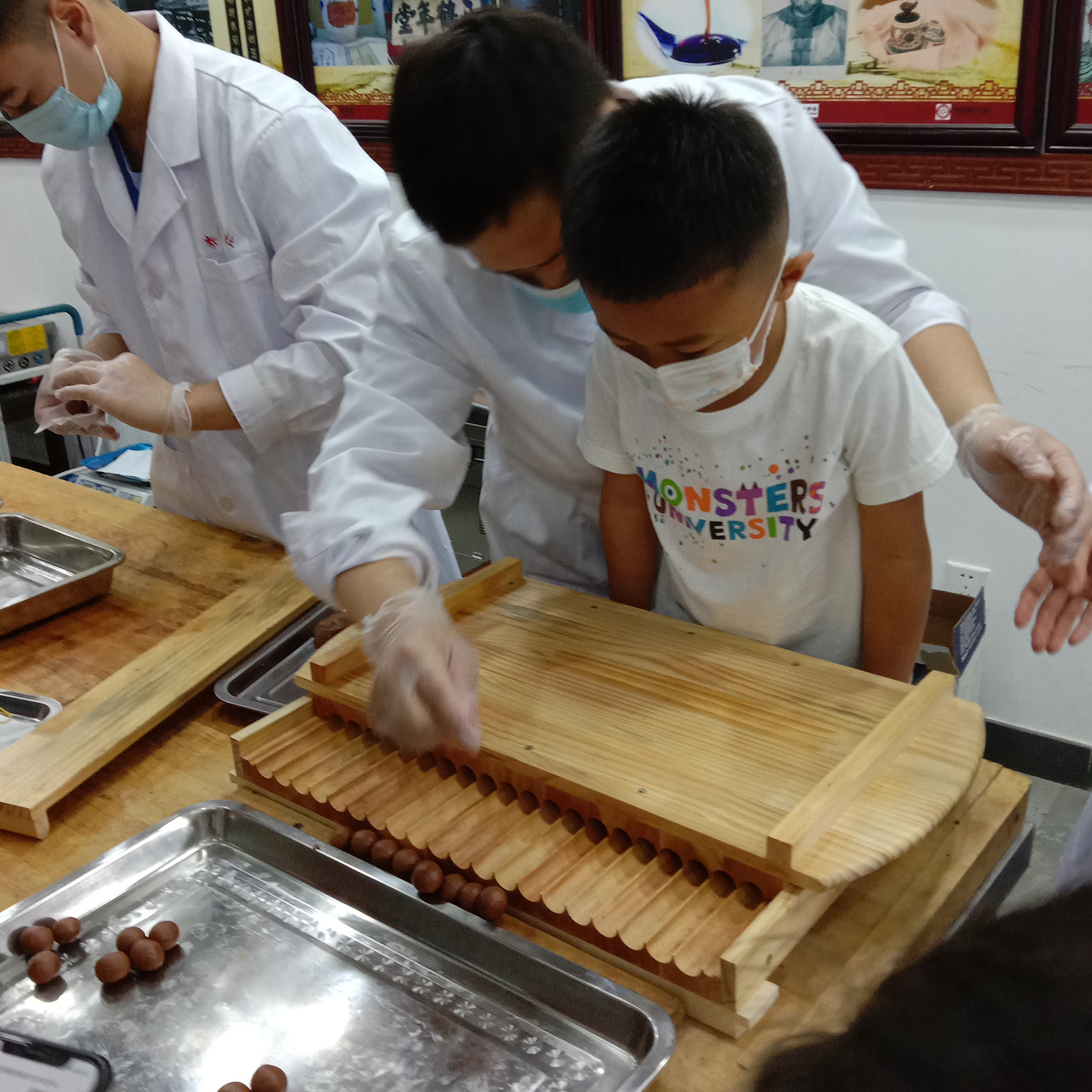 鶴年堂教青少年搓丸