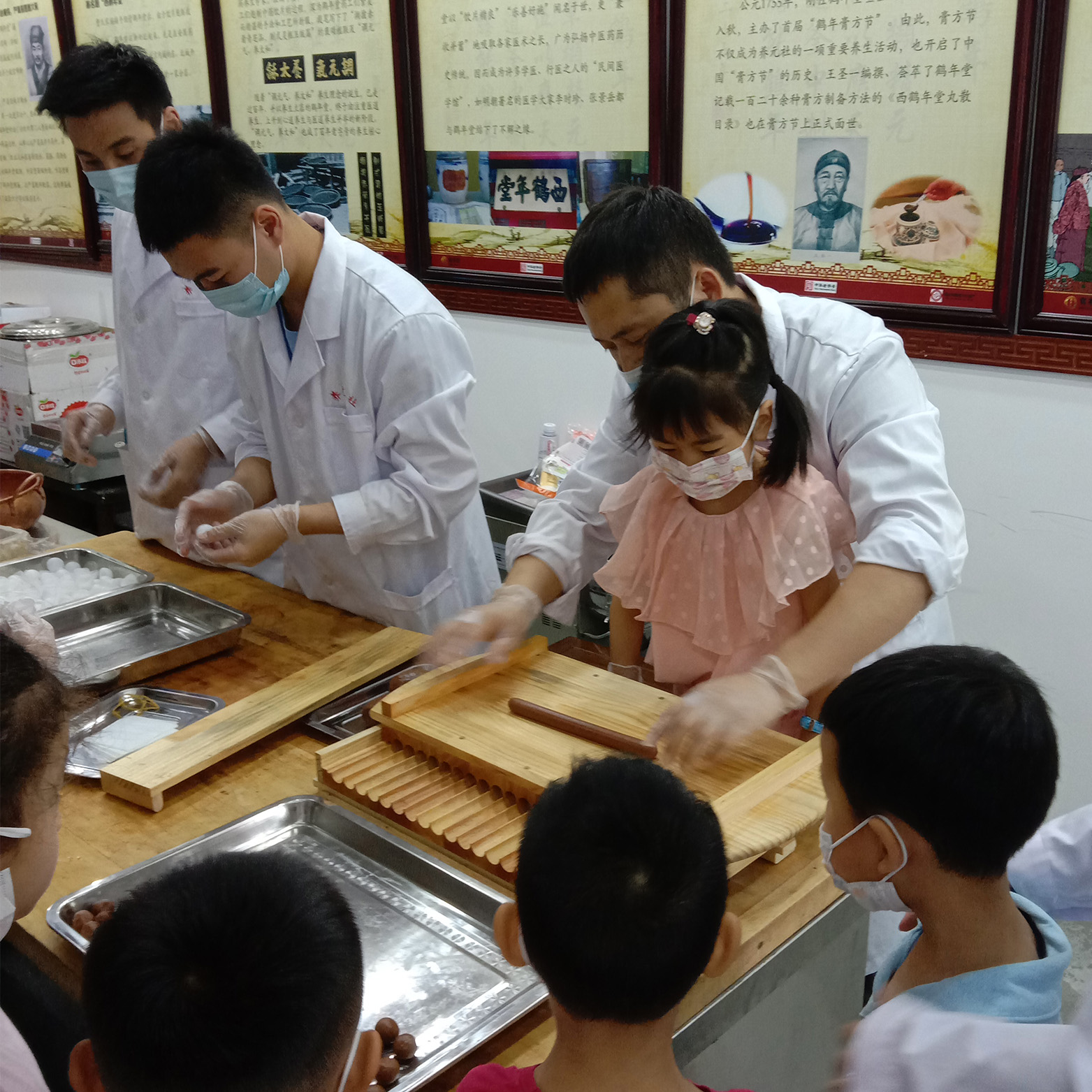 鶴年堂教青少年搓丸