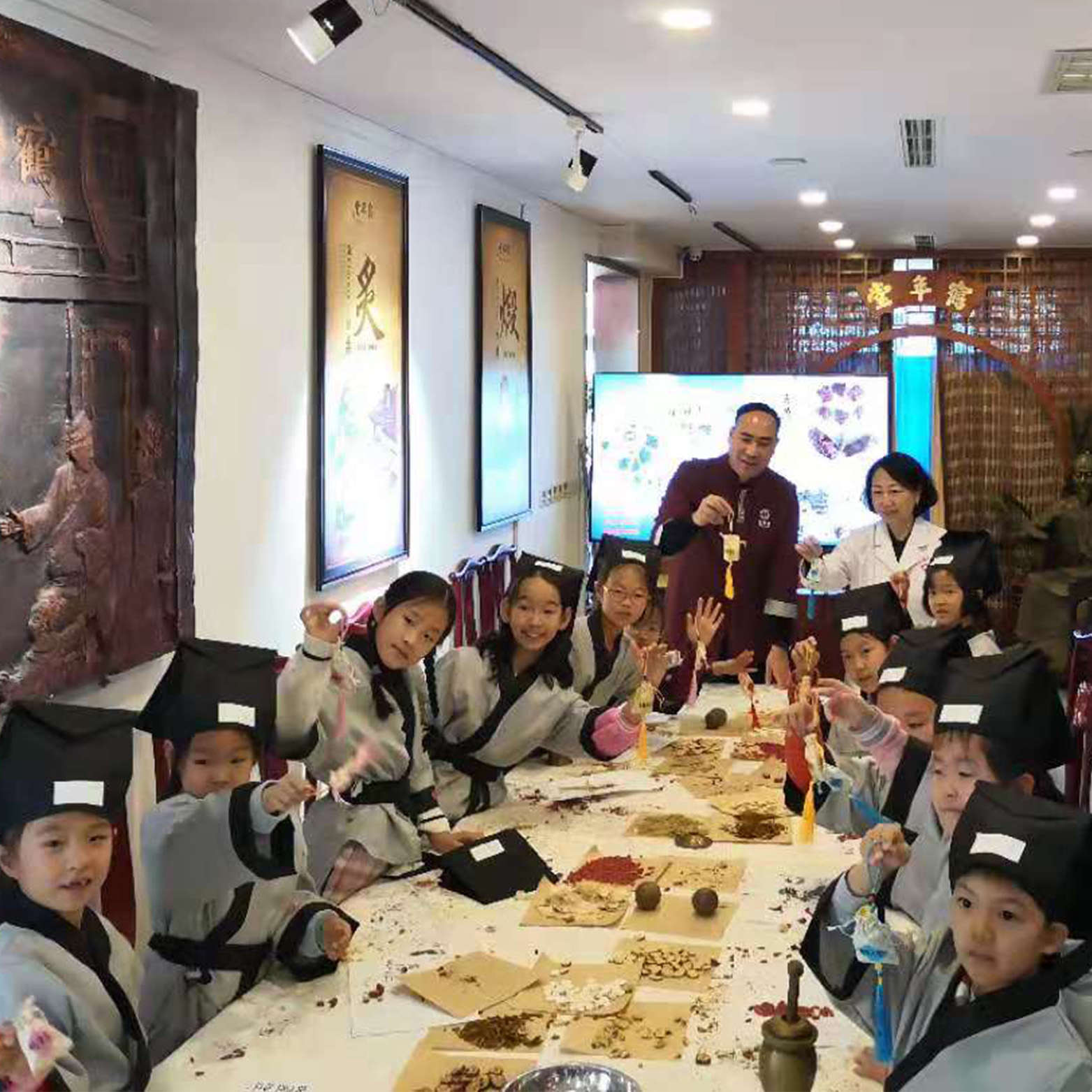 鶴年堂教青少年認藥