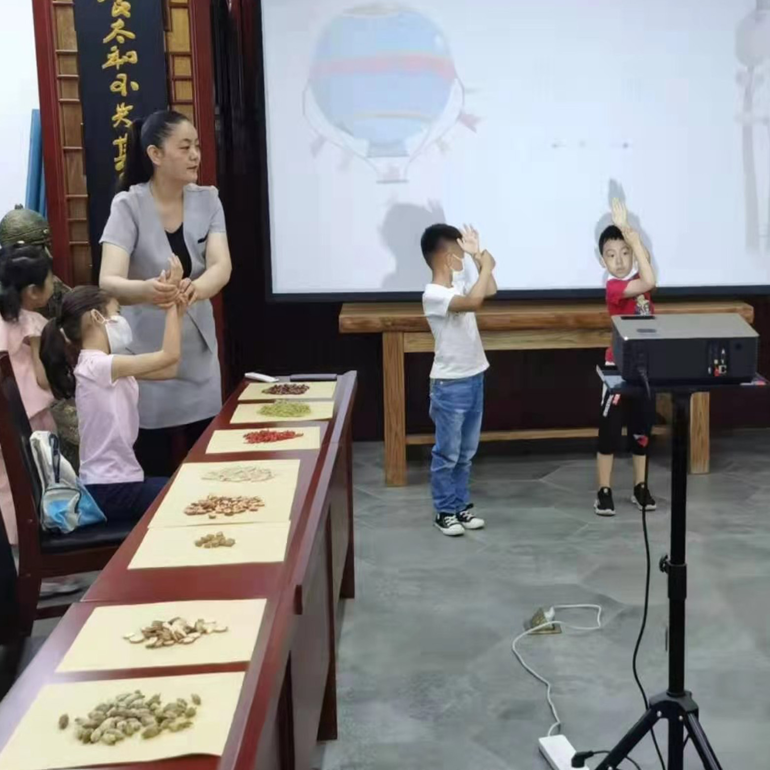 鶴年堂教青少年認識穴位