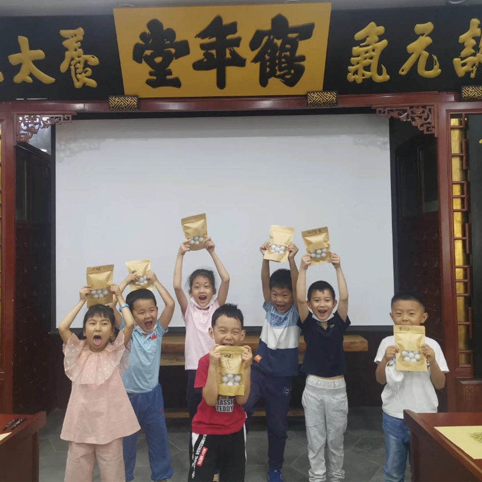 鶴年堂教青少年認藥