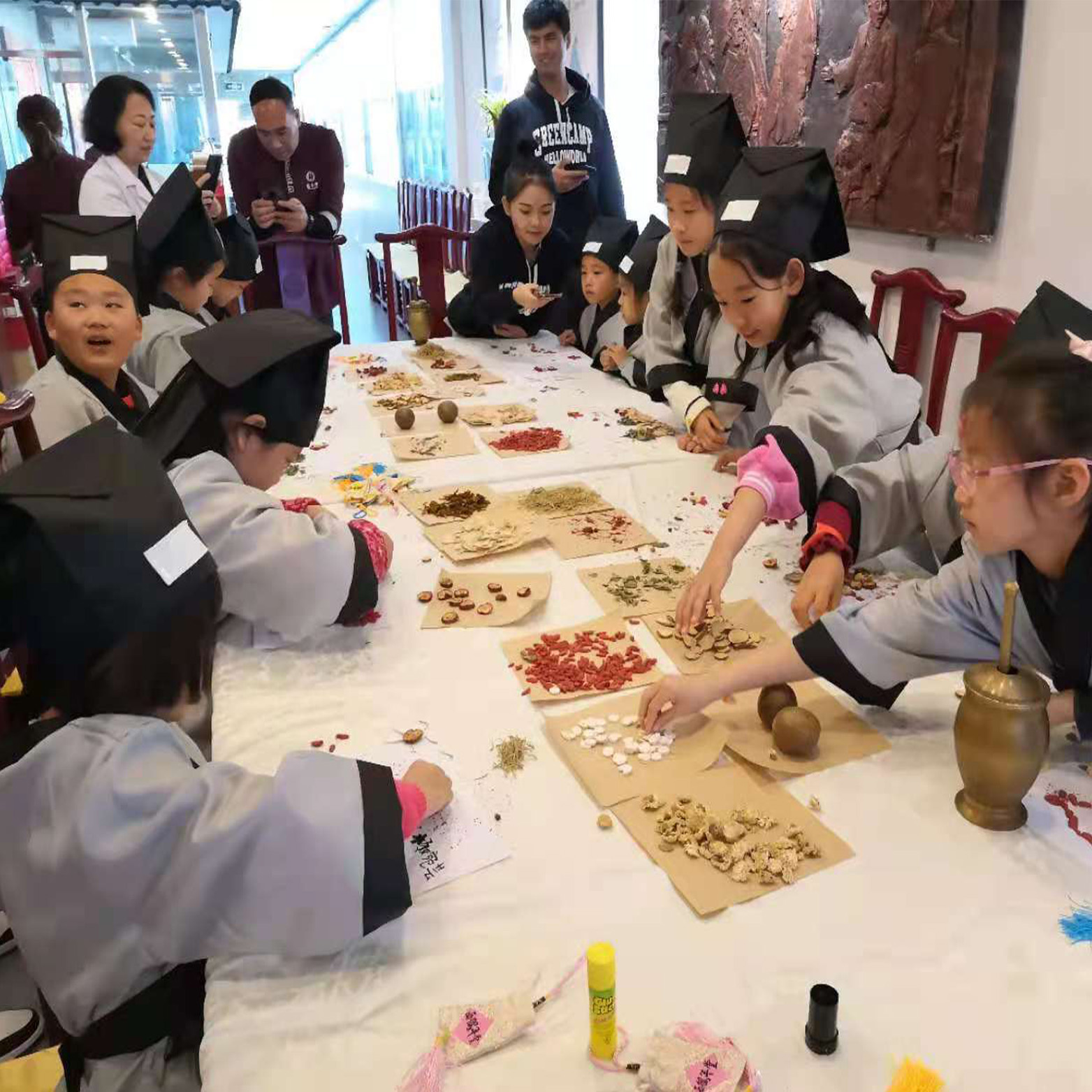 鶴年堂教青少年認藥