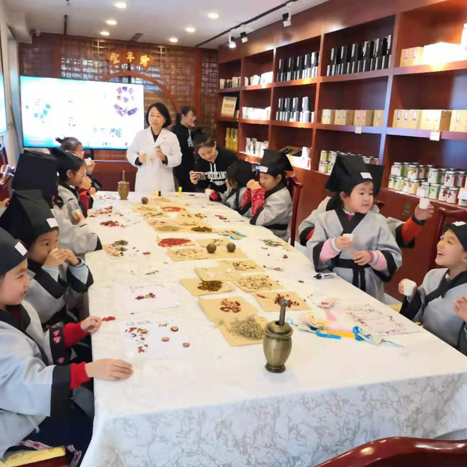 鶴年堂教青少年認藥